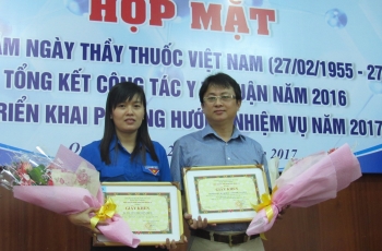 BS CKII Cao Hùng Phú - GĐ BV Tâm Trí Sài Gòn và Điều dưỡng Phạm Thị Thúy Diễm - Khoa Nhi nhận giấy khen