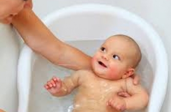Tắm bằng nước lá trà xanh cho trẻ, liệu có tốt?