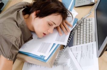 Câu hỏi từ độc giả - Làm cách nào chống buồn ngủ khi làm việc