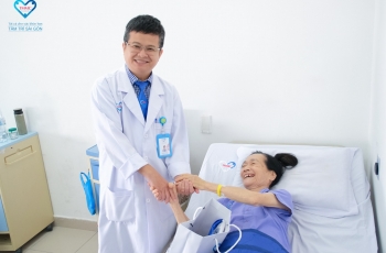 ĐIỀU TRỊ THÀNH CÔNG CA UNG THƯ ĐẠI TRÀNG SIGMA BẰNG PHẪU THUẬT NỘI SOI CHO BỆNH NHÂN 81 TUỔI